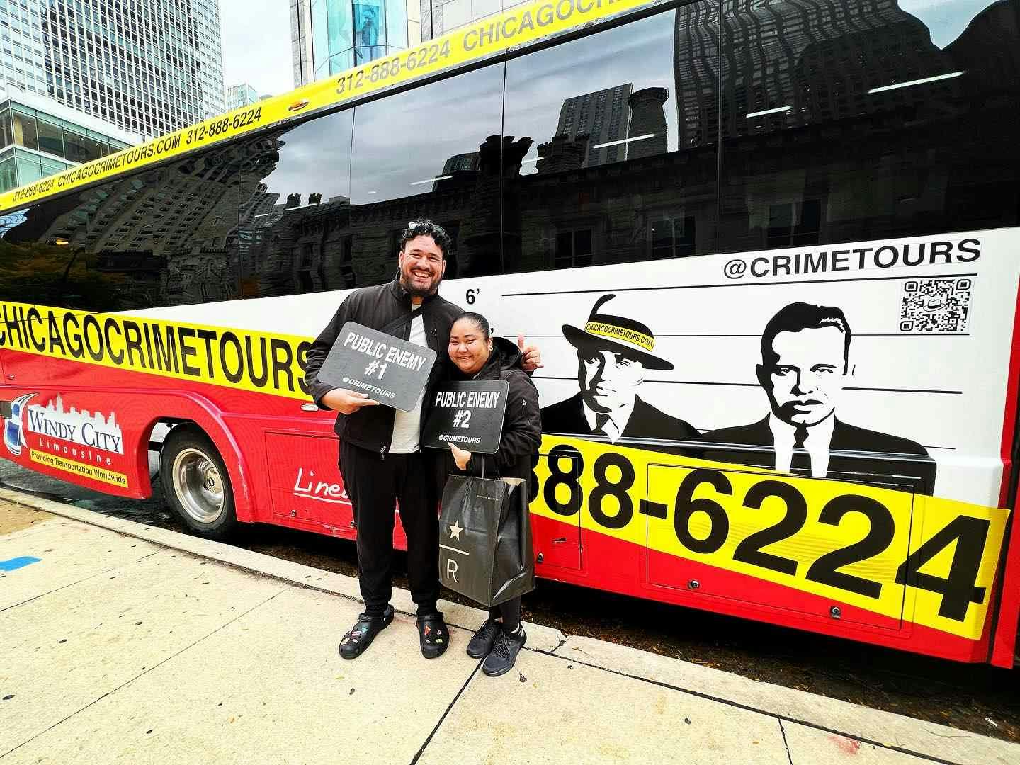 公敌在芝加哥犯罪观光巴士上摆姿势。