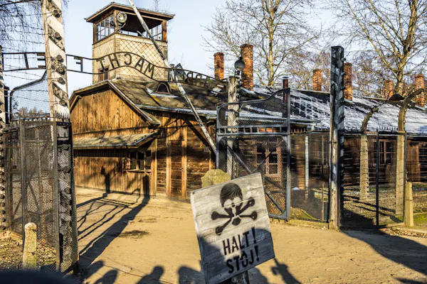 Auschwitz-Birkenau: Tour Autoguiado + Transporte