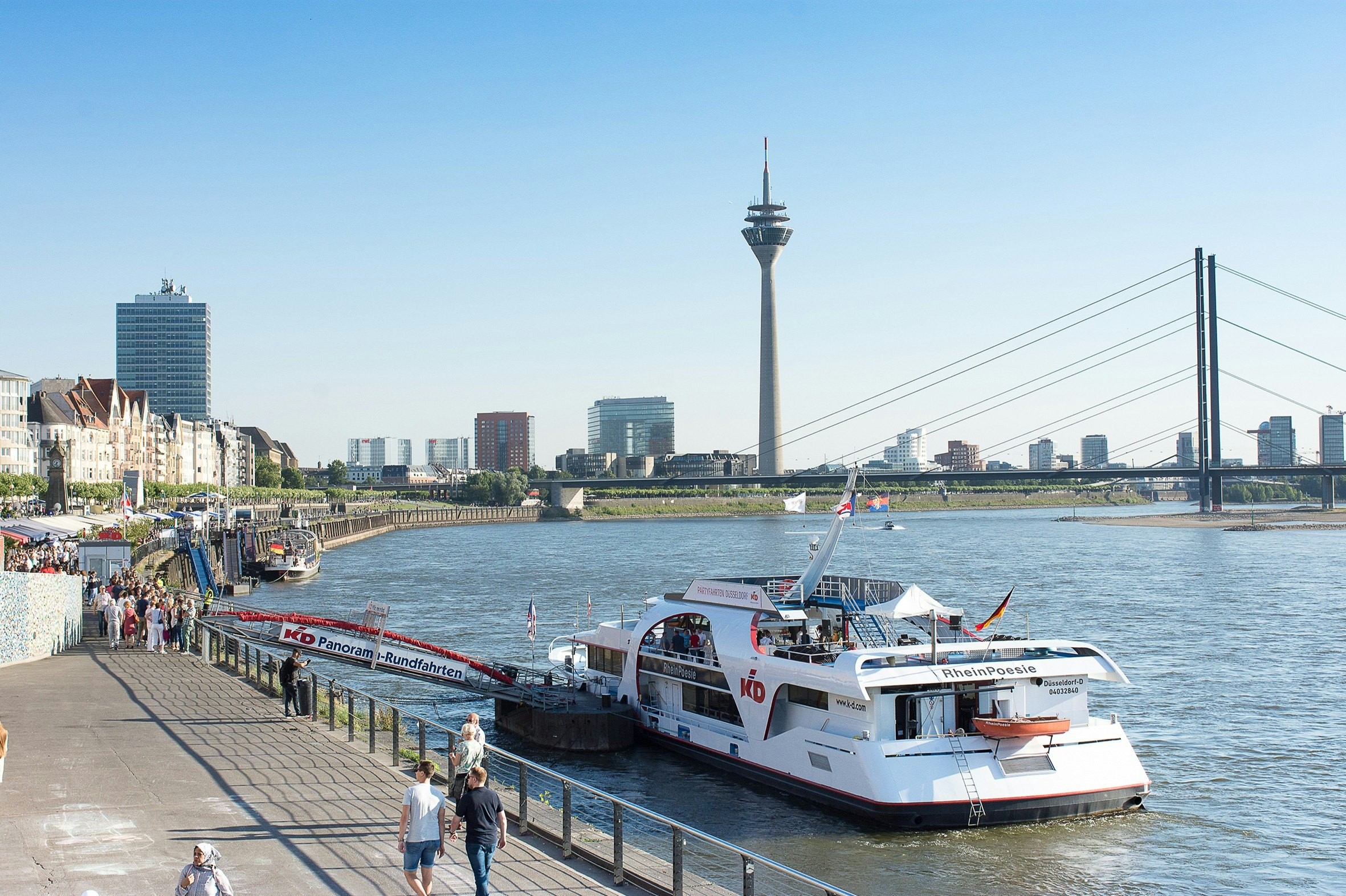 Düsseldorf: Sightseeing River Cruise