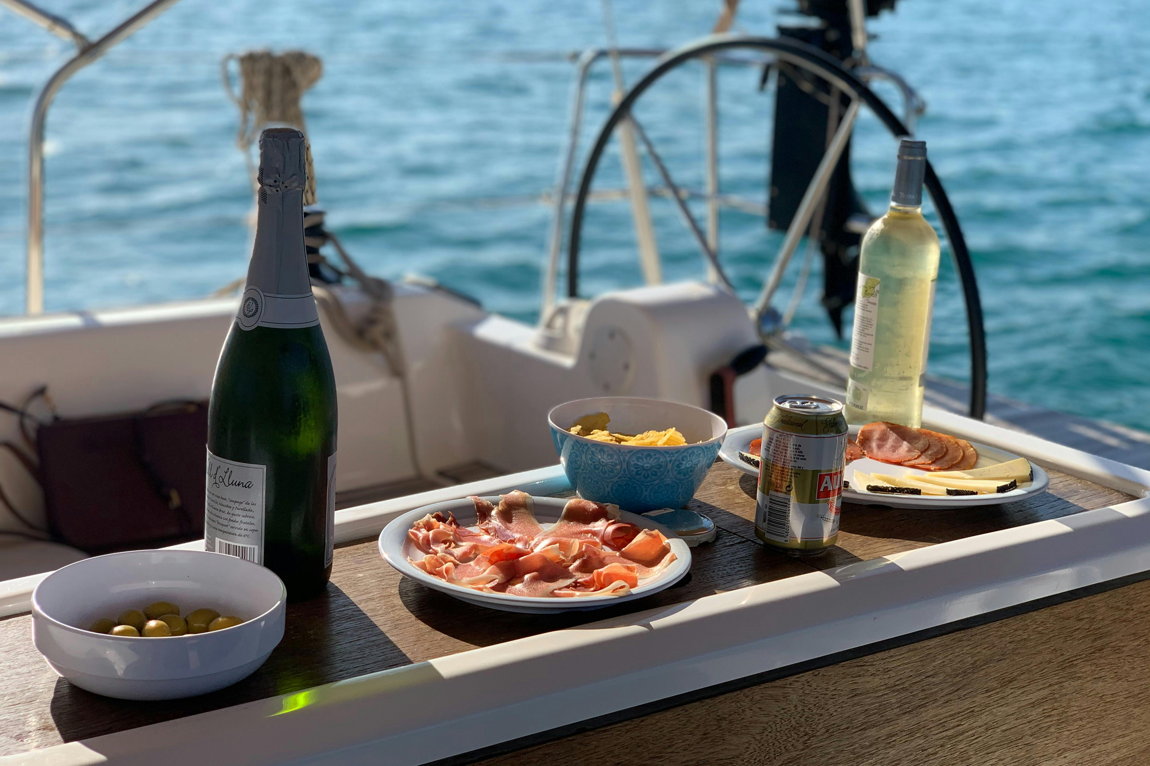 Bar ouvert et collations légères lors de cette expérience de navigation tout compris