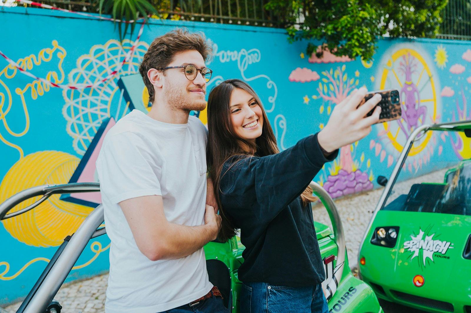 与游客一起探索里斯本的菠菜之旅。 享受停下来拍照的乐趣。