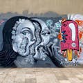 Obra d'art de carrer amb dues dones i un gelat.