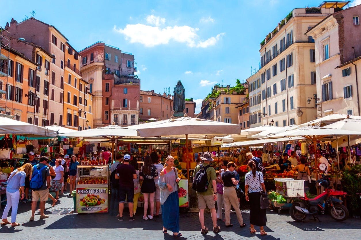 Punto d'incontro - presso il volto della statua di Giordano Bruno
