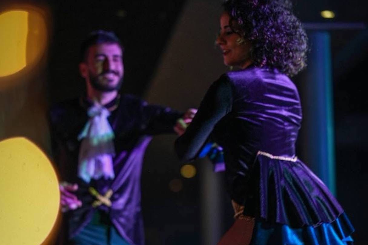 现场音乐表演让您沉浸在神奇的氛围中。