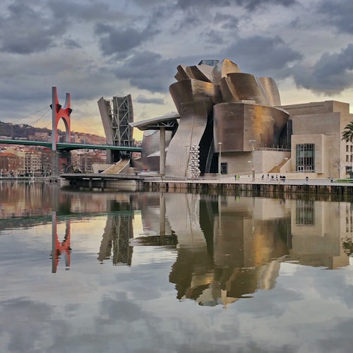 Gaztelugatxe y Museo Guggenheim desde San Sebastián