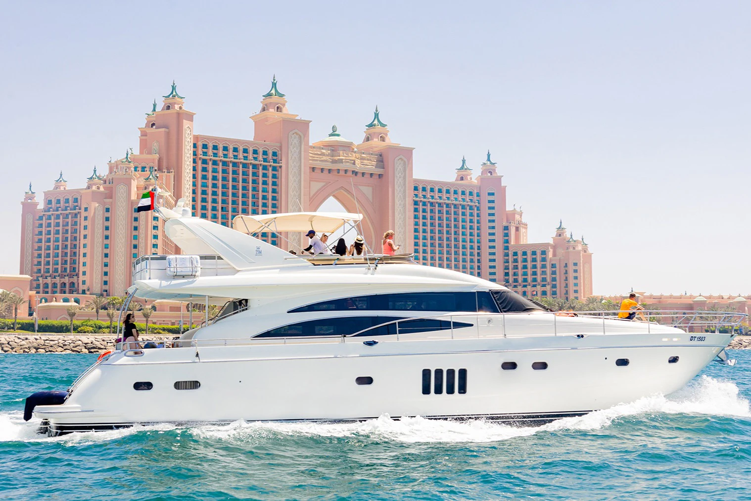 Dubai Harbour: 3-Hr Evening Yacht Tour around Atlantis with Live BBQ