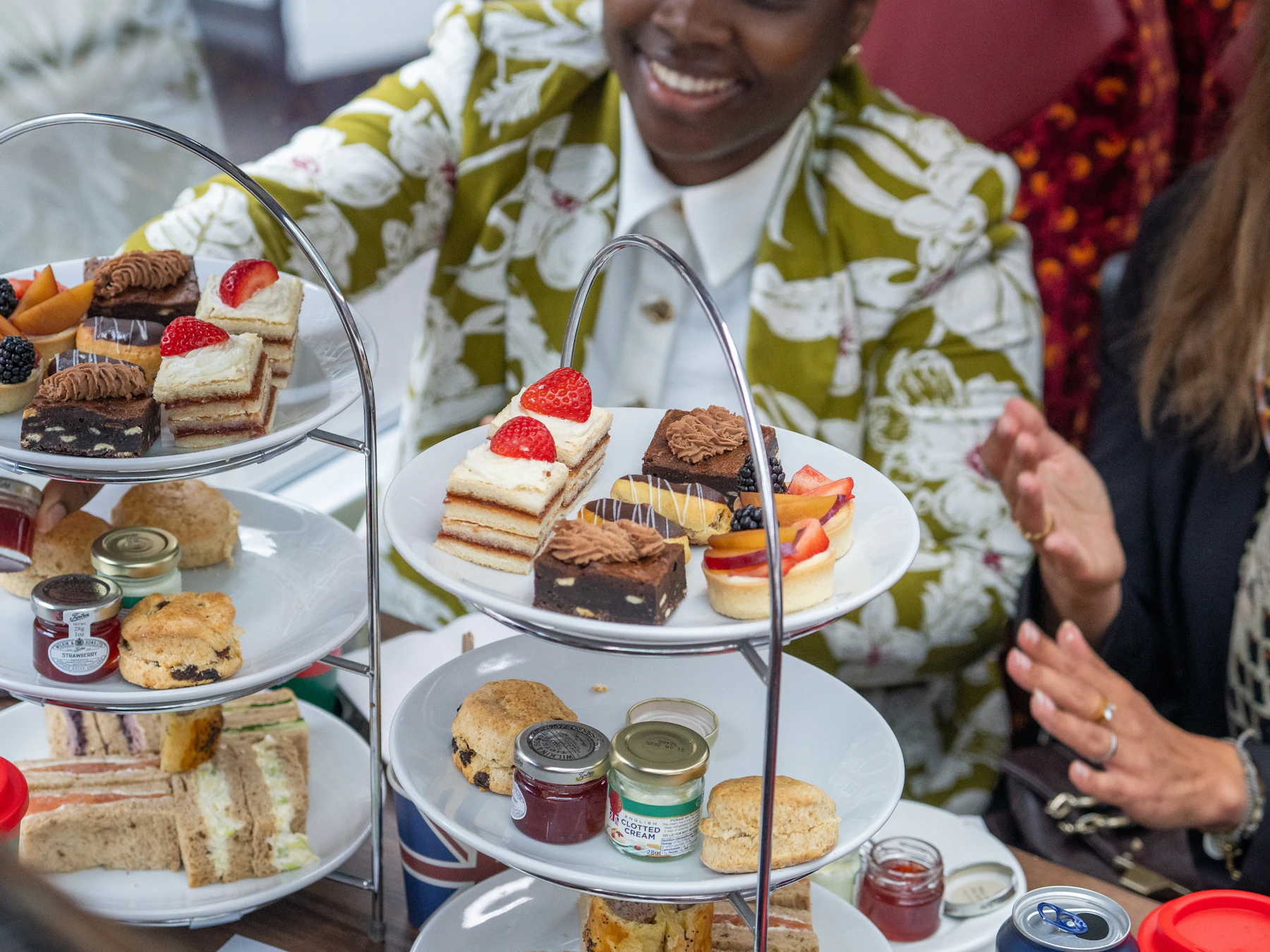 PG Tips Afternoon Tea + Sightseeing Bus Tour mit Buckingham Palace State Rooms