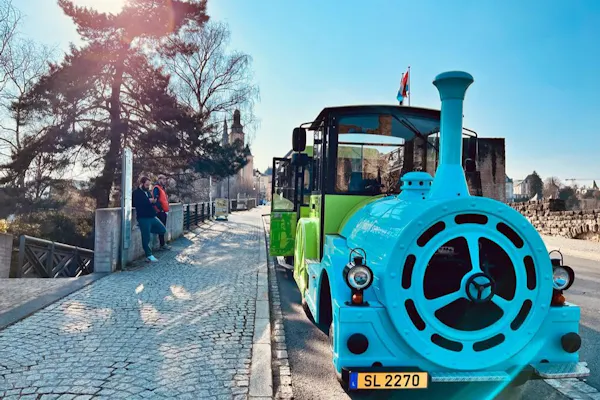 Train touristique dans la ville ancienne de Luxembourg