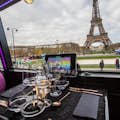 Le Bus Toqué Champs-Elysées devant le Champ-de-Mars à Paris