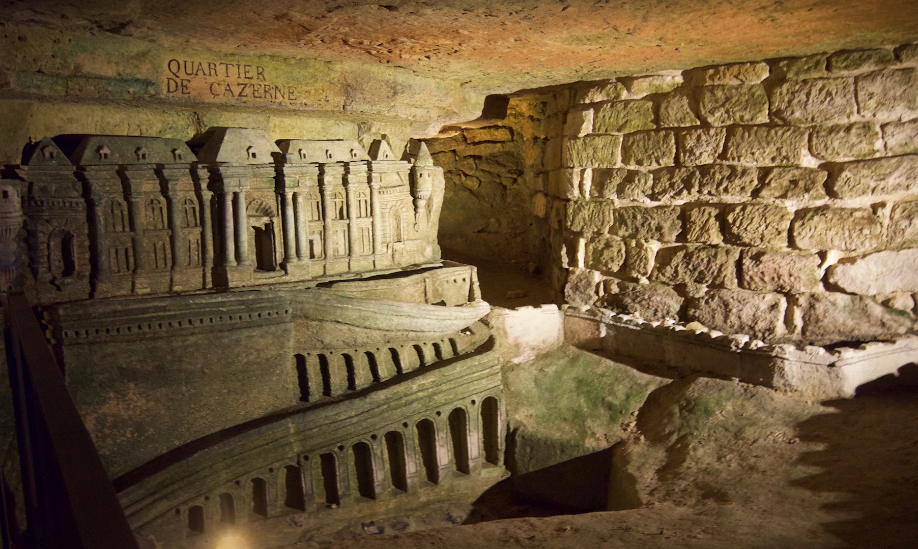 Catacombes de Paris : visite guidée semi-privée en anglais