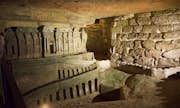 Skulpturerna av Decure int han låste delar av katakomberna