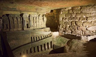 De beelden van Decure in de afgesloten delen van de Catacomben