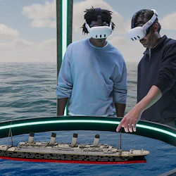 Två personer som bär VR-headset som observerar ett bord med en virtuell modell av en oceanångare på en havsbakgrund med molnig himmel.