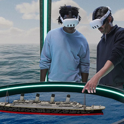 Två personer som bär VR-headset interagerar med en virtuell modell av ett historiskt skepp på en rund, glödande plattform, med vatten och moln i bakgrunden.