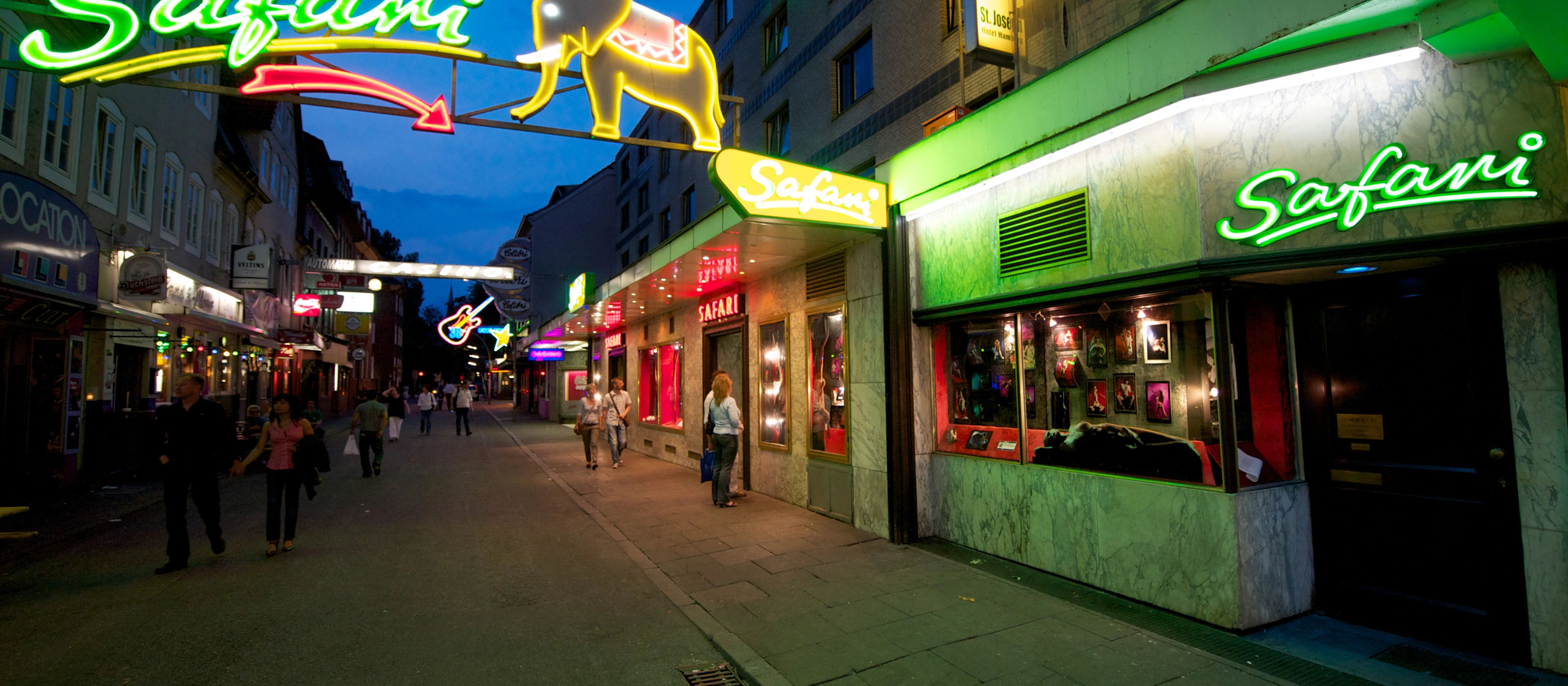 Hamburg: Safari Tour on St. Pauli with Fish Sandwich