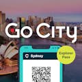 Sydney Explorer Pass na smartfonie z portem Sydney w tle