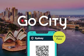 Sydney Explorer Pass på en smartphone med Sydney hamn i bakgrunden