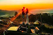 Lever du soleil sur le Mont Batur en Jeep