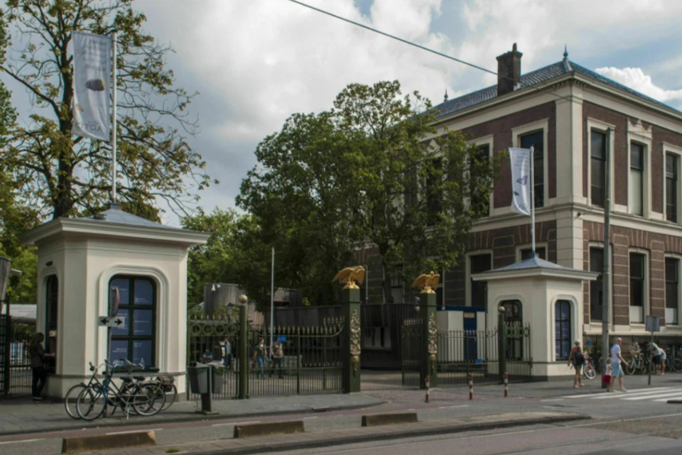 Explore-Amsterdam-Hop-on-Hop-off-with-public-local-transport