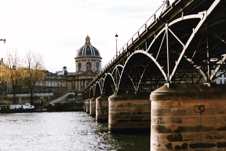 City guided walking tour of Paris with Babylon Tours