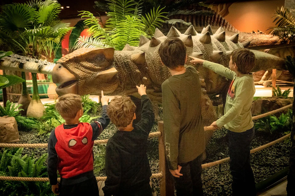 Kids pointing at dinosaur