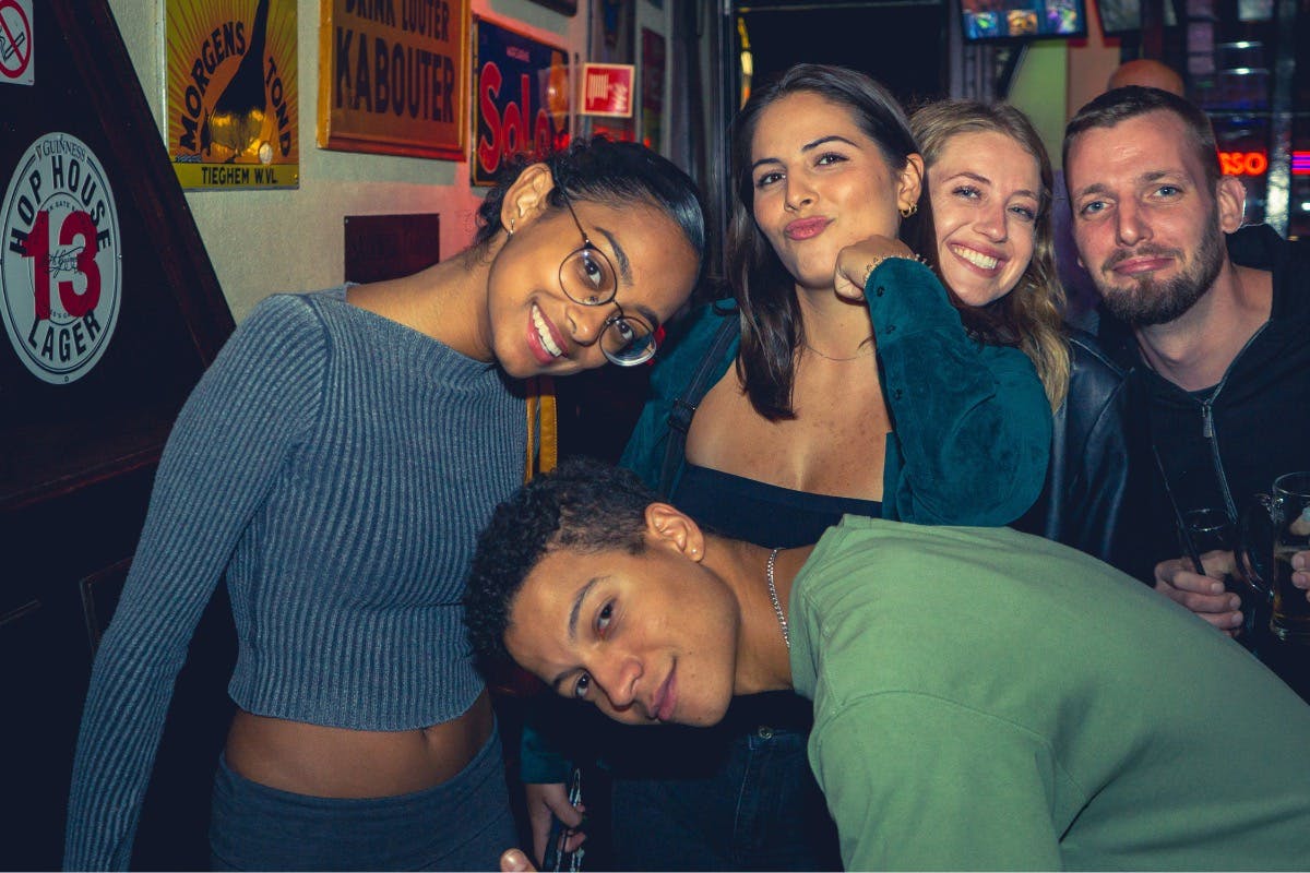 几位参与者一起摆姿势的图片