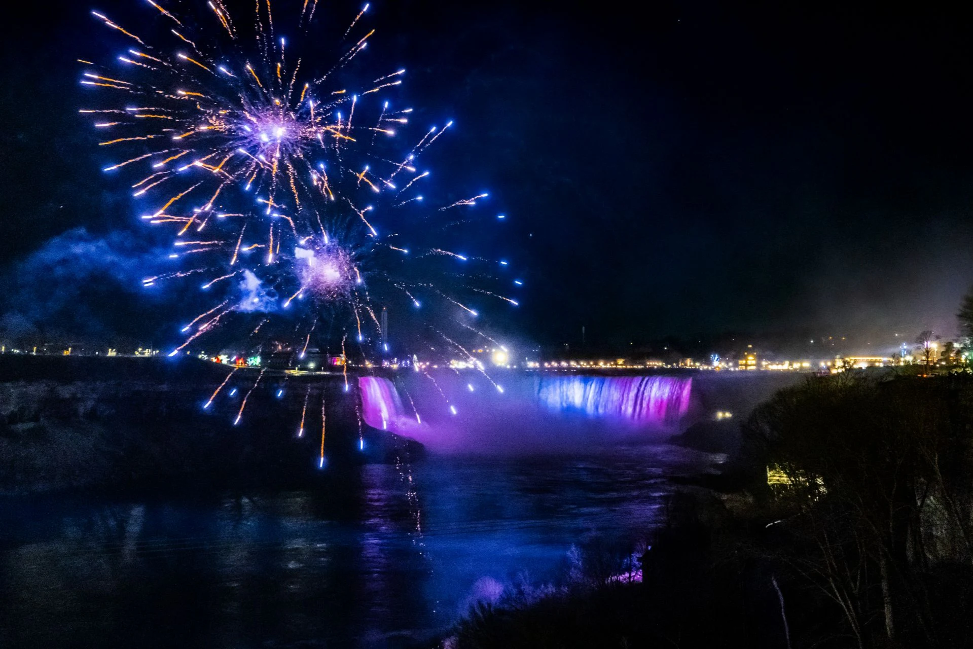 Niagara Falls (CA): Journey Behind the Falls + Guided Tour + Fireworks Cruise