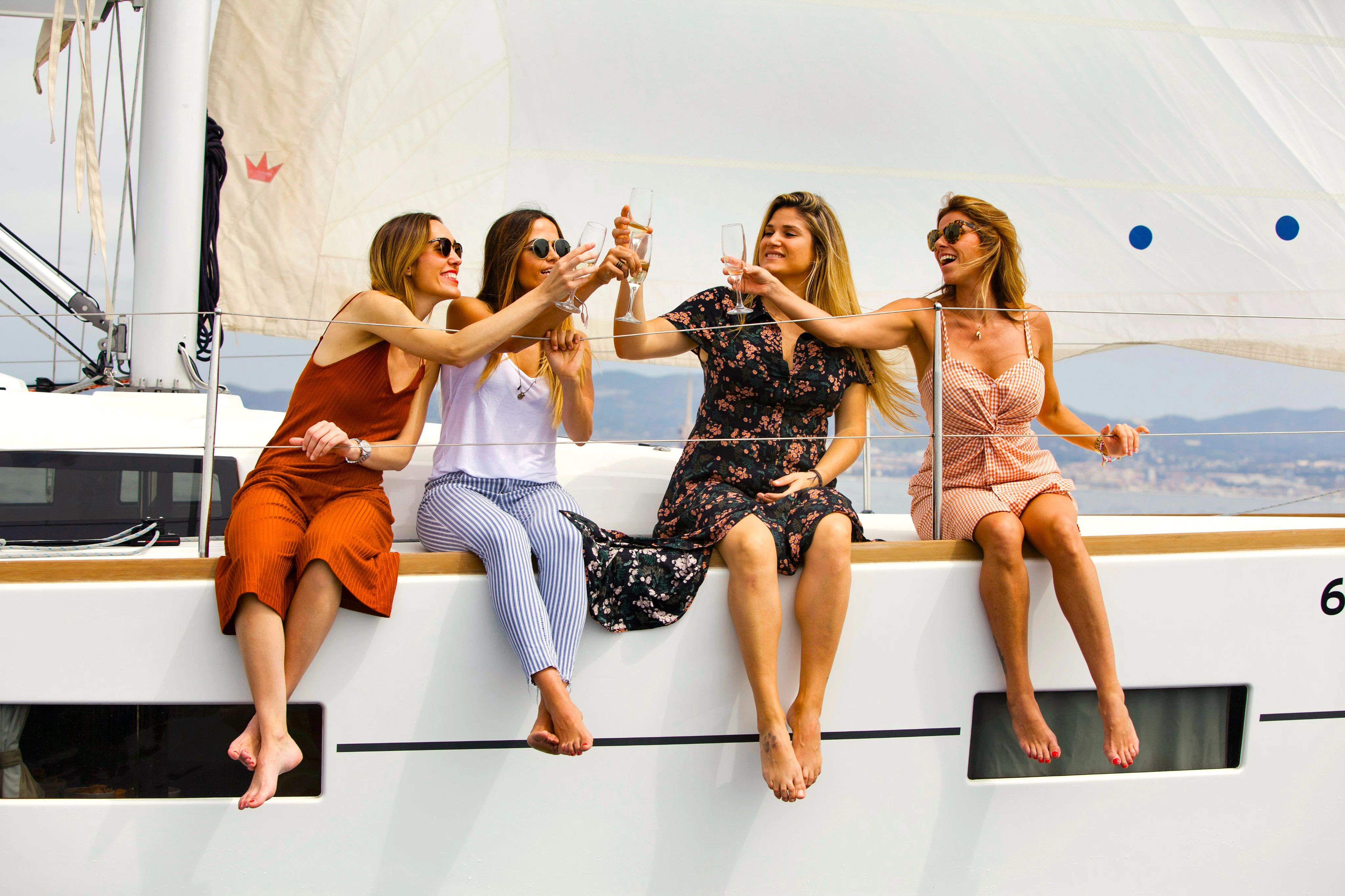 Barcelona: Sailing Tour with Drinks & Snacks