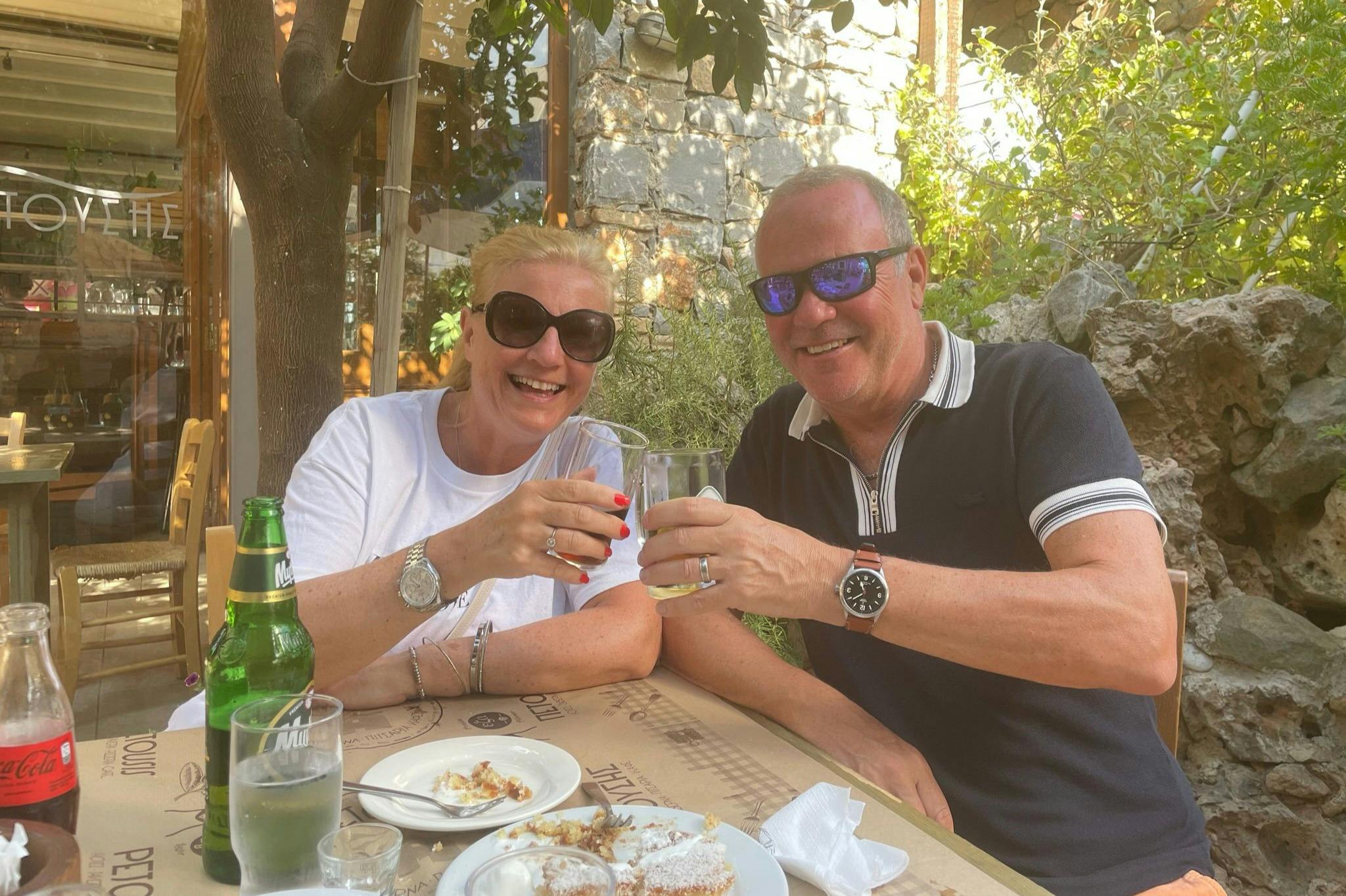 Οι επισκέπτες απολαμβάνουν τη γαστρονομική ξενάγηση