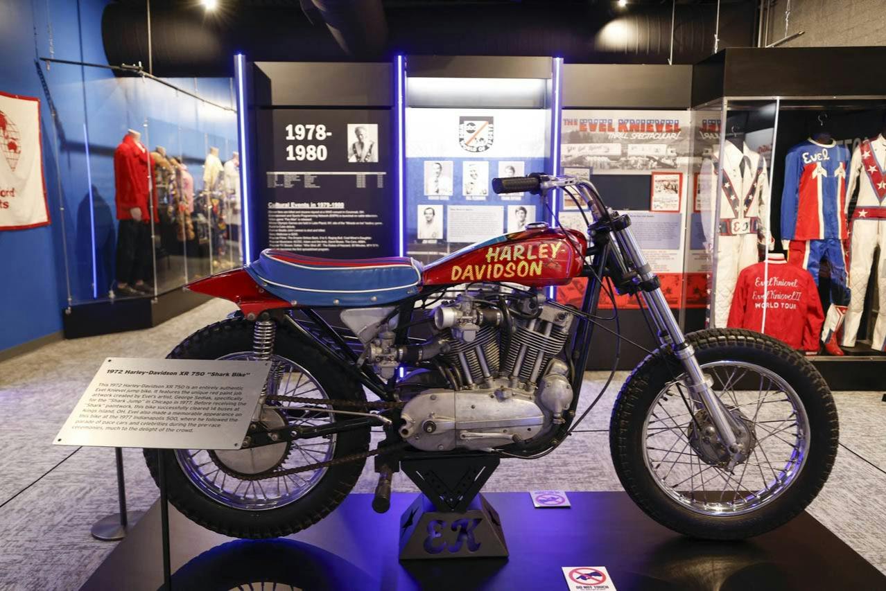 1972年のハーレーダビッドソンXR 750オートバイは、Evel Knievelの記念品をバックに博物館で展示されています。