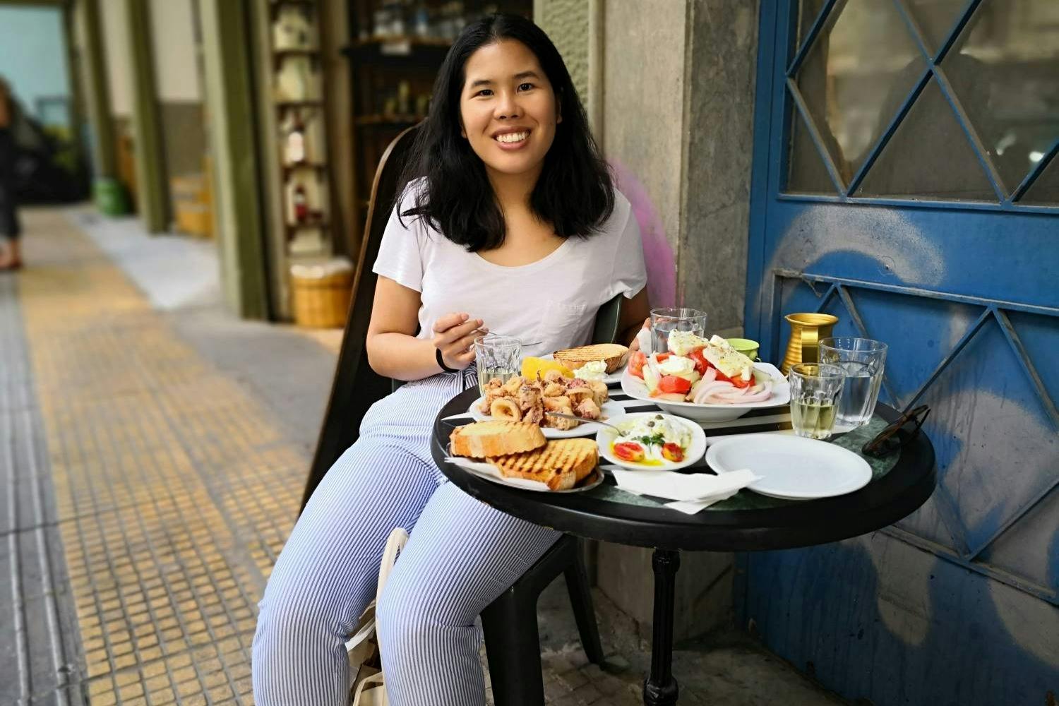 Τρώγοντας ελληνική σαλάτα και τηγανητά καλαμάρια