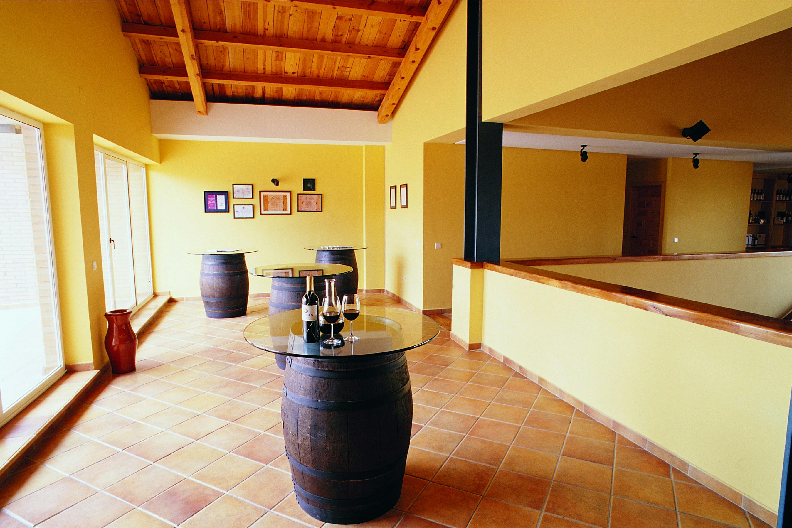 Recepción de la bodega donde se da la bienvenida al visitante con una copa de vino.