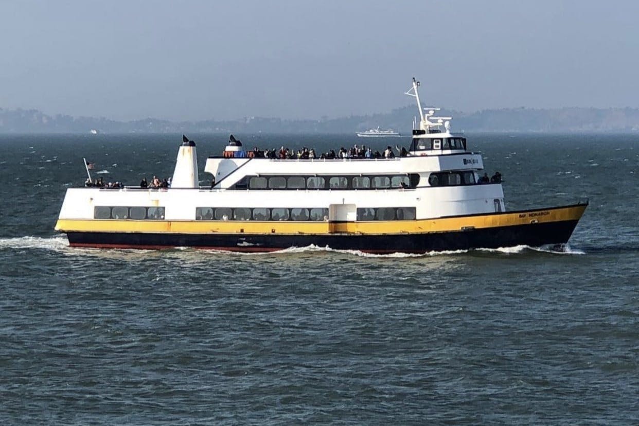 Glide langs vandet i bugten og nyde enestående udsigter