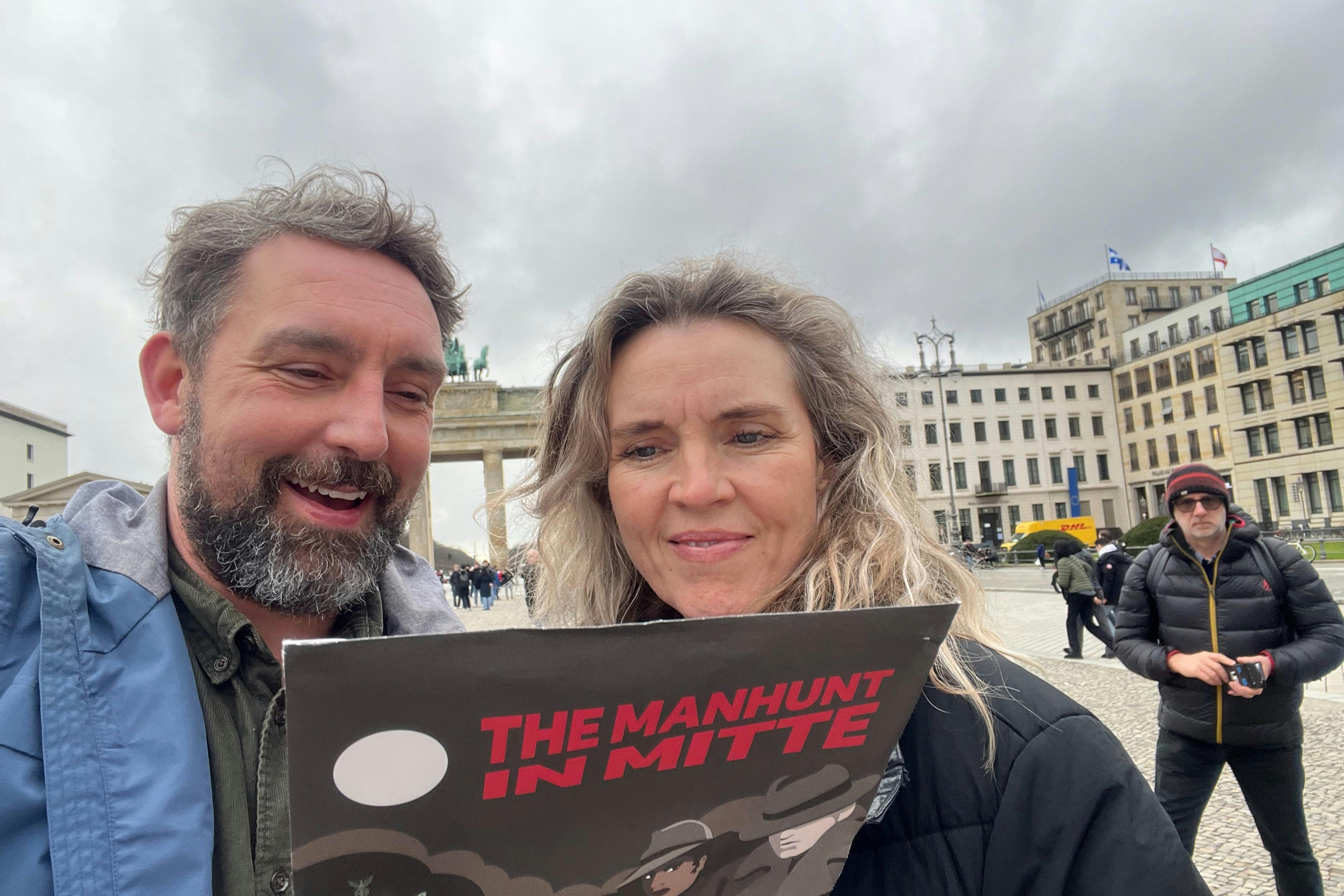 Rozwiązywanie zagadki przed Bramą Brandenburską