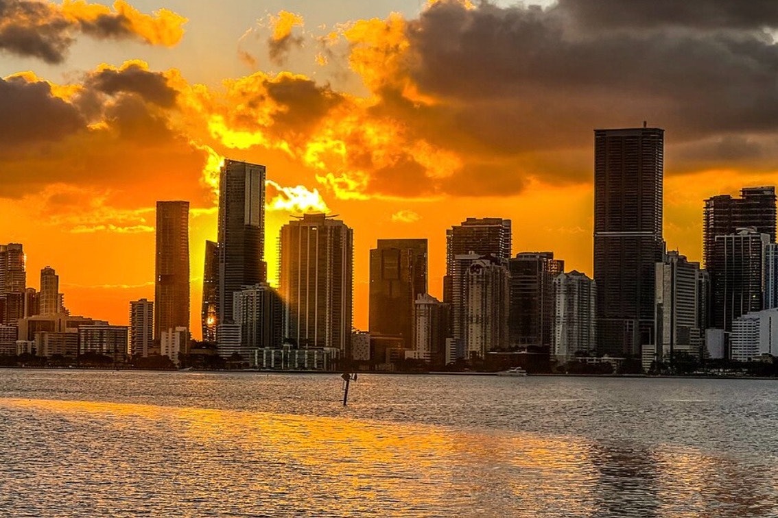 Miami: Crucero por el horizonte al atardecer de la Bahía de Biscayne en yate de lujo