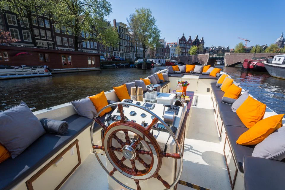 Amsterdam: Guided Canal Cruise in German + Unlimited Drinks