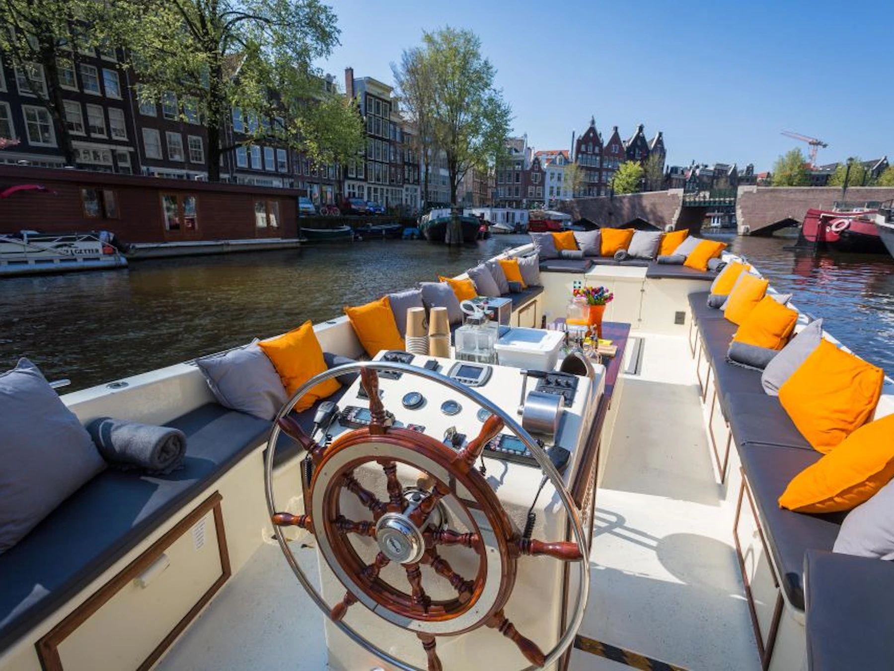 Amsterdam: Begeleide grachtenvaart in het Duits + onbeperkte drankjes