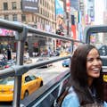 Mulher turista no convés superior de um ônibus grande em Nova York