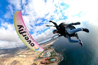 在Tinerfeña海岸举行的滑翔伞会议