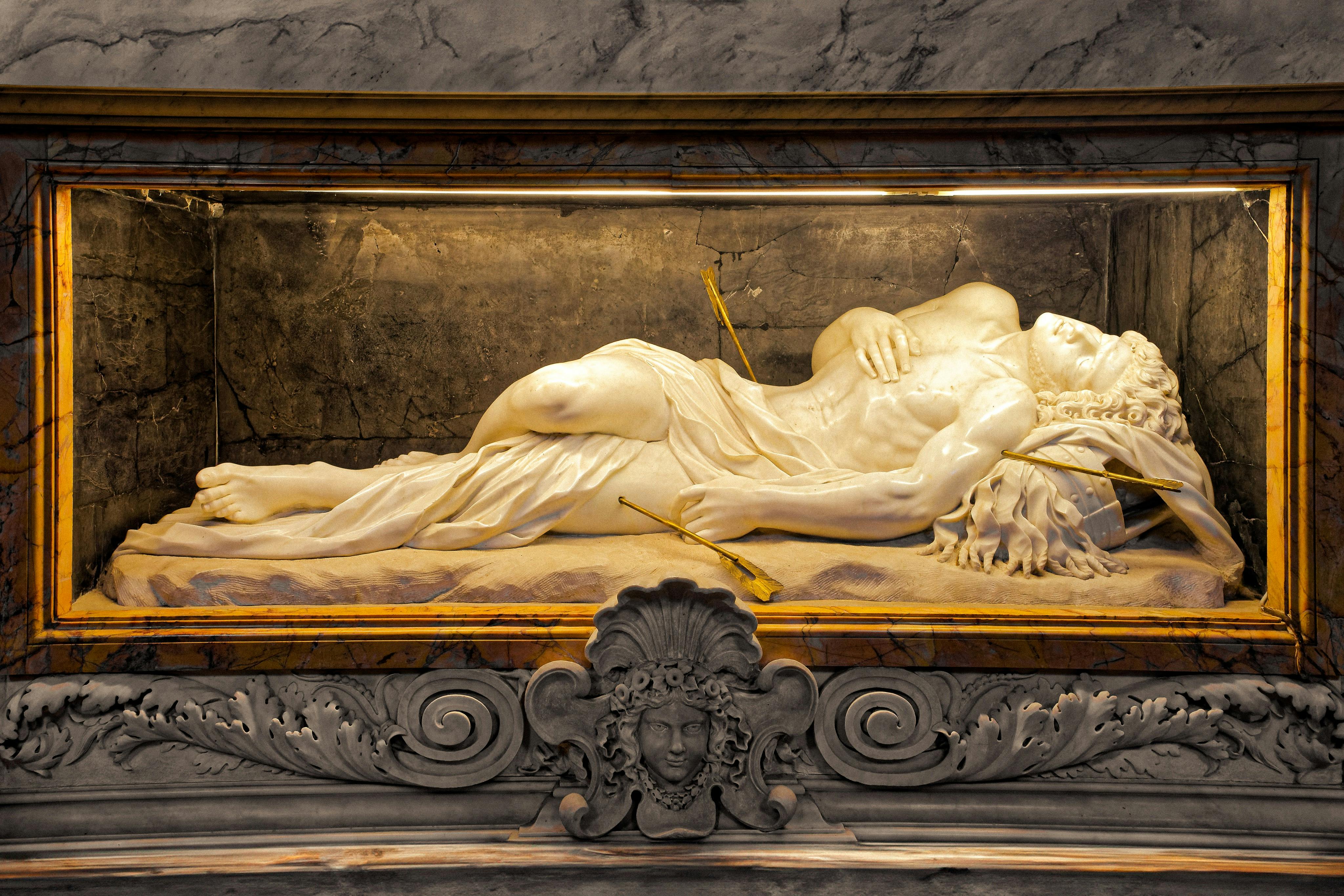 サン・ピエトロ大聖堂内のサン・セバスティアンの彫刻