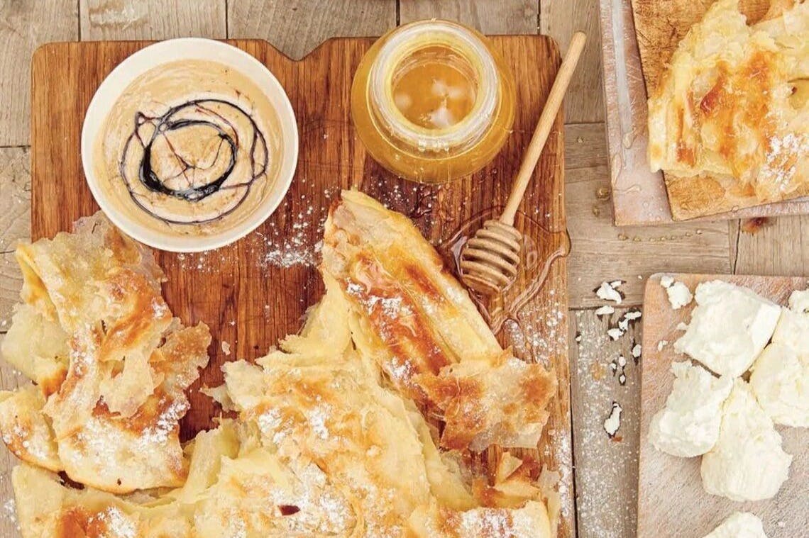 Feteerは、オーブンで作られたばかりのエジプトのお気に入りのデザートです