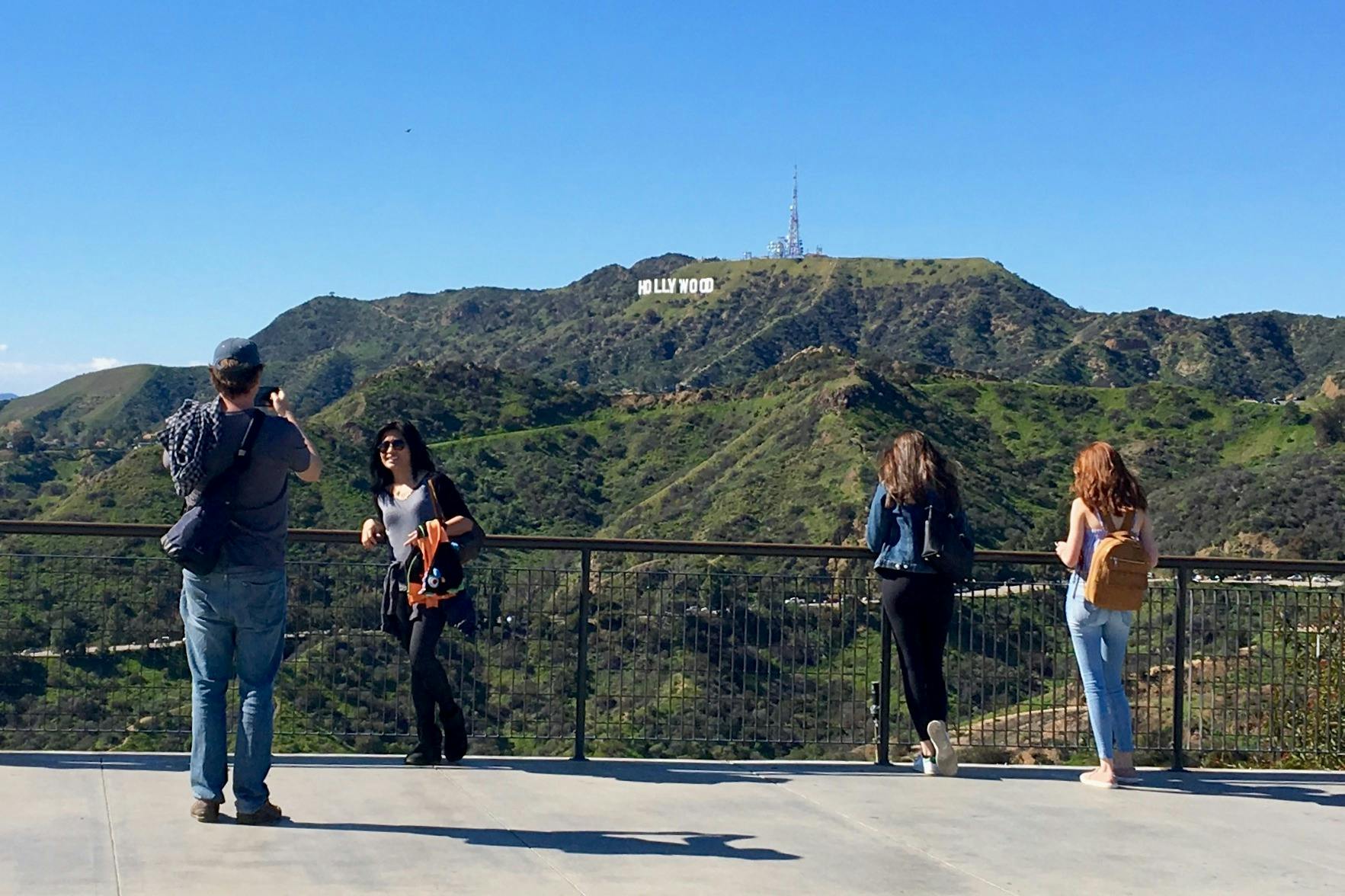 In posa per le foto con l'Hollywood Sign dal Griffith Park