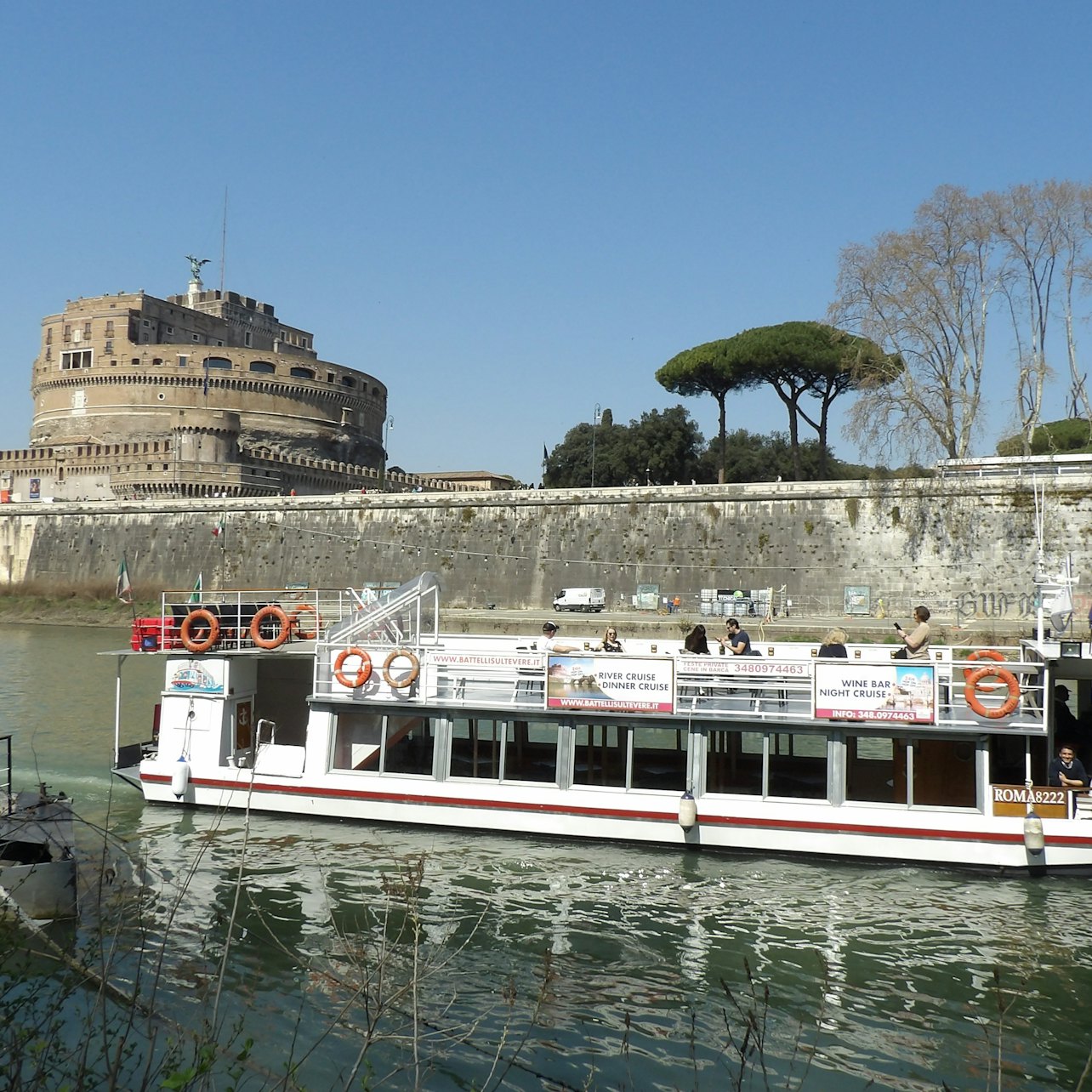 Roma: Crucero Sushi por el Tíber + Billete para el barco Hop-on Hop-off - Alojamientos en Roma