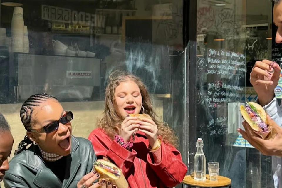 Group of 4 people tasting sandwiches in front of a restaurant in Marseille