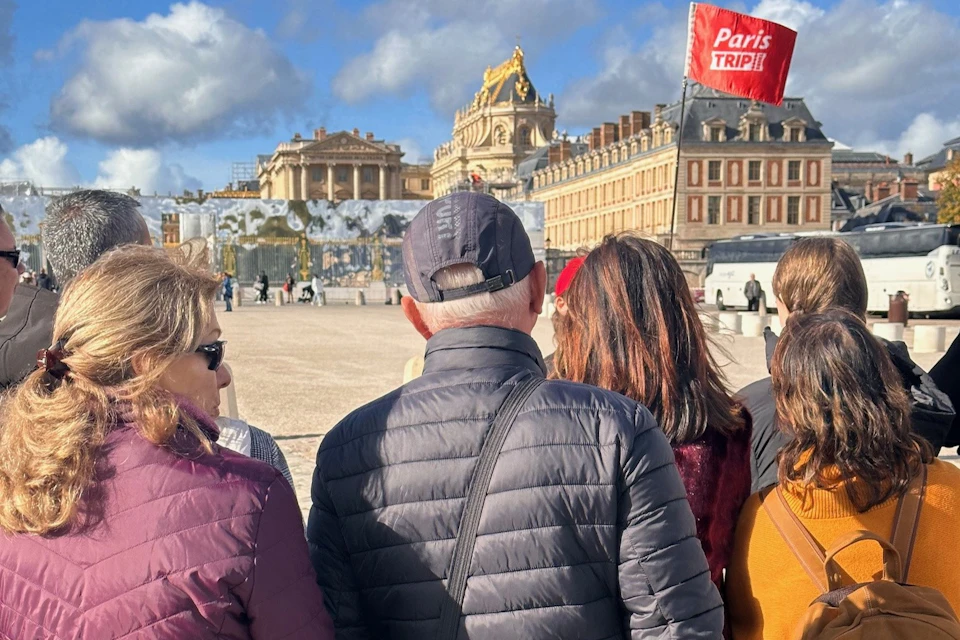 GUIDE HOLDING RED PARIS'TRIP FLAG