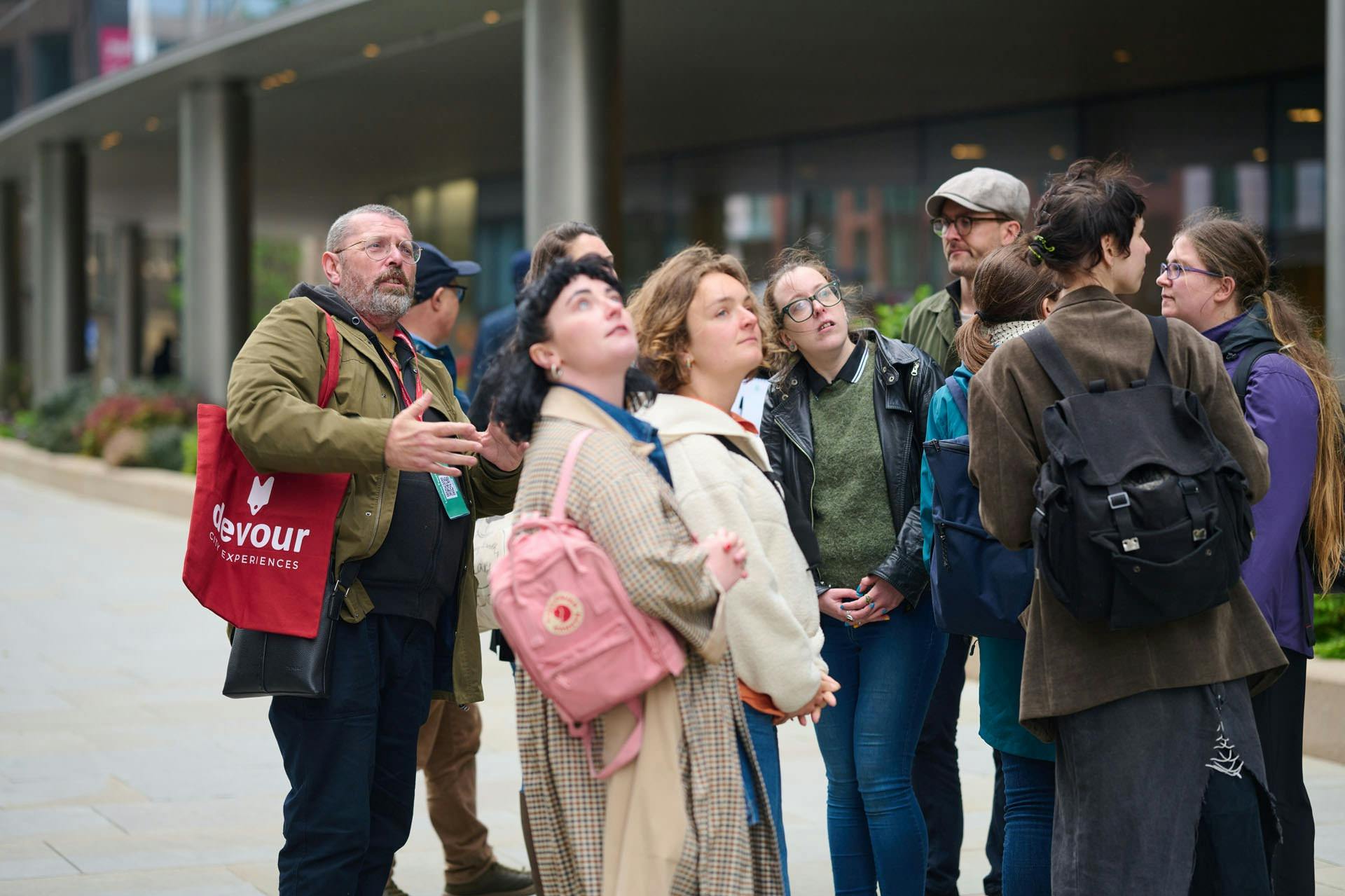 런던의 유서 깊은 펍에서 맛보는 에일의 맛과 이야기