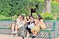 Επισκέπτες που απολαμβάνουν τους κήπους του Αλκαζάρ μετά την ξενάγηση στη Σεβίλλη