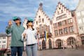 Gasten met een mobiele VR-bril op de Römer