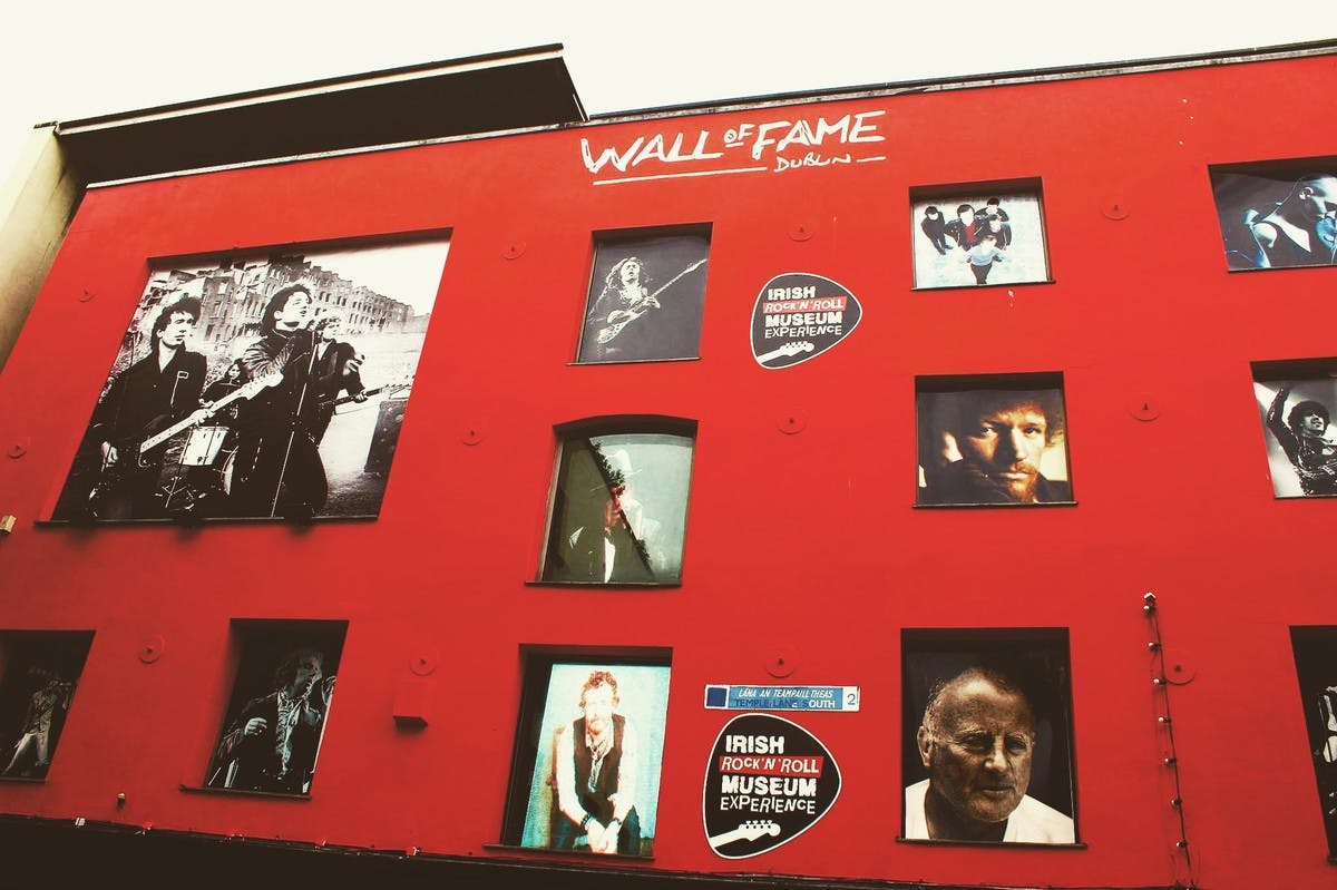 在都柏林摇滚乐博物馆欣赏U2和其他音乐家的作品