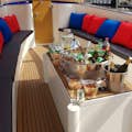 Aproveite nosso barco de luxo com um bar aberto.